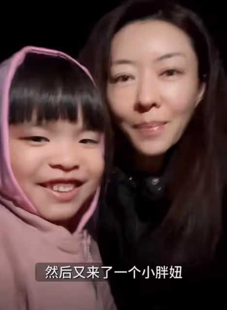熊黛林曬雙胞胎女兒近照,姐妹倆露齒笑一模一樣,越長越像爸爸