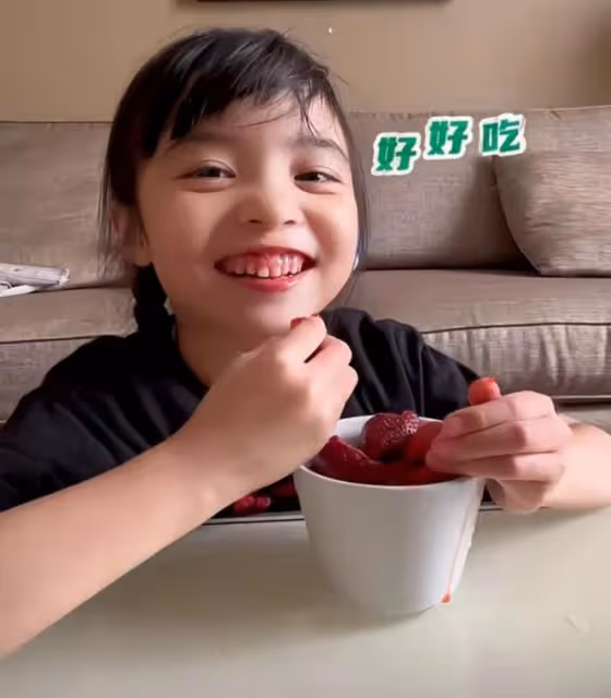 熊黛林曬雙胞胎女兒近照,姐妹倆露齒笑一模一樣,越長越像爸爸