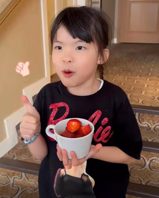 熊黛林曬雙胞胎女兒近照,姐妹倆露齒笑一模一樣,越長越像爸爸
