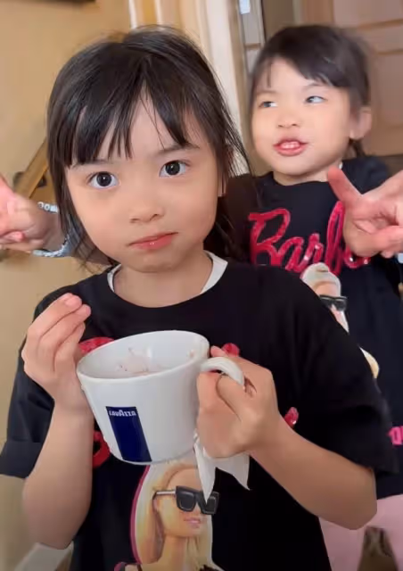 熊黛林曬雙胞胎女兒近照,姐妹倆露齒笑一模一樣,越長越像爸爸