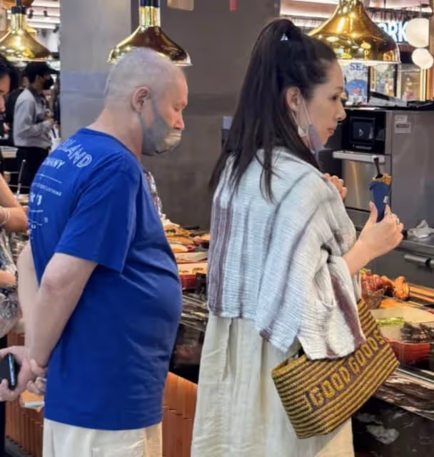 郭碧婷父女游泰國被偶遇,郭爸爸光頭大肚腩搶鏡,模樣大變老太多