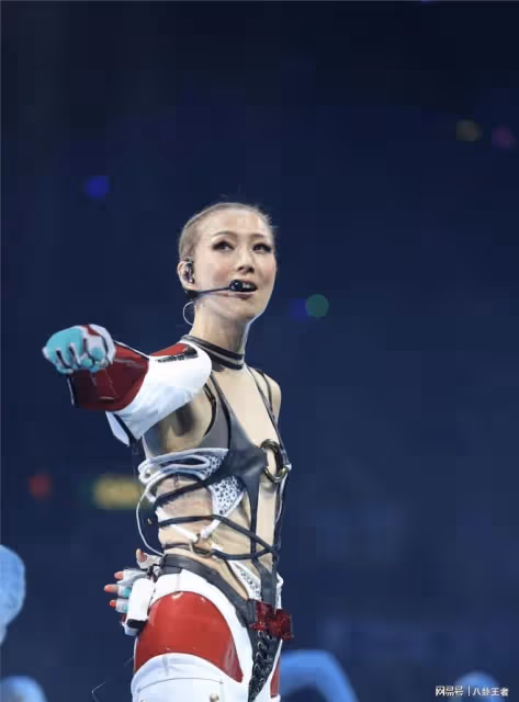 難怪許志安要偷吃!鄭秀文演唱會16個造型,穿著暴露身材幹癟沒看頭