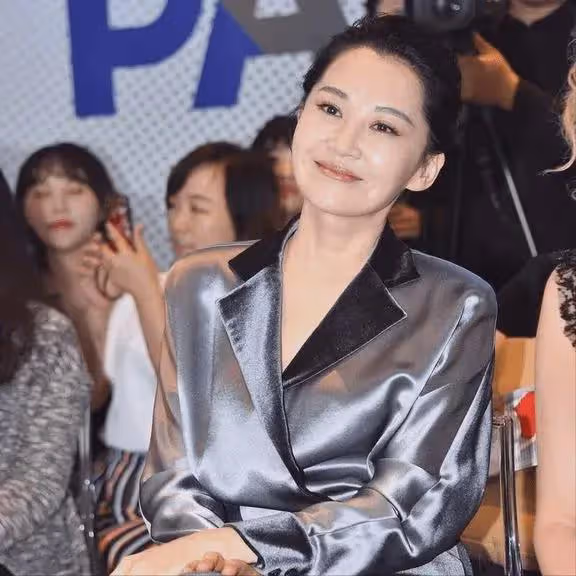 迷倒馮小剛,愛過王志文,55歲的許晴至今無人敢娶?