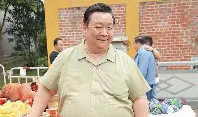 76歲港星秦煌獨居無依,窮到100塊都拿不出,曾拿400多萬幫女兒還債,卻慘遭拋棄