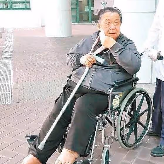 76歲港星秦煌獨居無依,窮到100塊都拿不出,曾拿400多萬幫女兒還債,卻慘遭拋棄