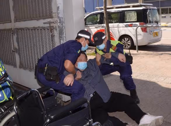 76歲港星秦煌獨居無依,窮到100塊都拿不出,曾拿400多萬幫女兒還債,卻慘遭拋棄