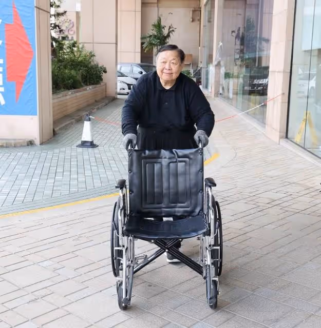 76歲港星秦煌獨居無依,窮到100塊都拿不出,曾拿400多萬幫女兒還債,卻慘遭拋棄