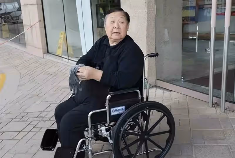 76歲港星秦煌獨居無依,窮到100塊都拿不出,曾拿400多萬幫女兒還債,卻慘遭拋棄