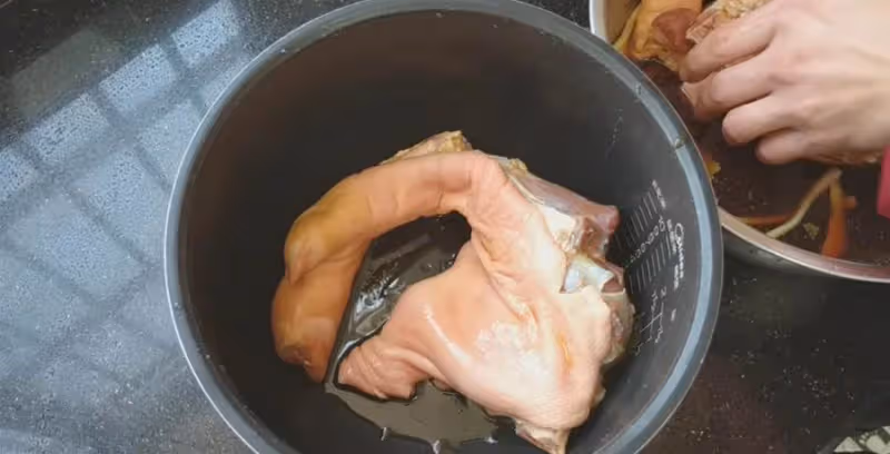 豬腳撲鼻香的懶人做法,軟爛脫骨口感好,一出鍋,大人小孩搶著吃