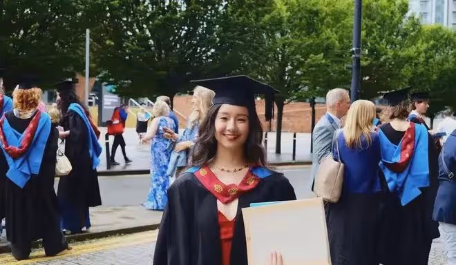 小彩旗曬近照嚇壞網友！斷崖式衰老！英國大學畢業，爸爸弟弟現身