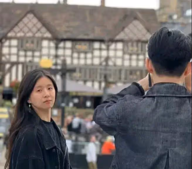 小彩旗曬近照嚇壞網友！斷崖式衰老！英國大學畢業，爸爸弟弟現身