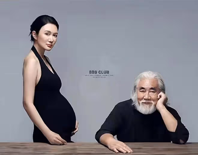 73歲張紀中陪孕妻拍寫真,扎丸子頭超顯年輕,溫柔親吻老婆好寵溺