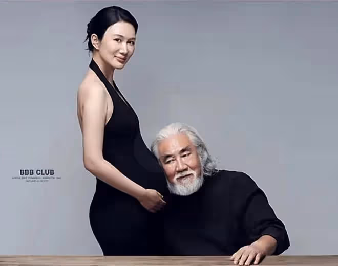 73歲張紀中陪孕妻拍寫真,扎丸子頭超顯年輕,溫柔親吻老婆好寵溺