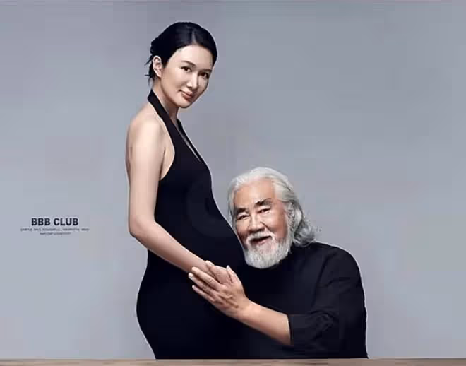 73歲張紀中陪孕妻拍寫真,扎丸子頭超顯年輕,溫柔親吻老婆好寵溺