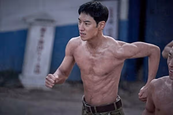 李帝勛新片脫了！瘦到剩58kg　「膝蓋韌帶惡化」下樓無法彎曲