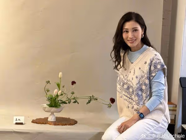 「最美港姐」李嘉欣修圖被抓包!P手臂缺一塊 54歲真實狀態曝