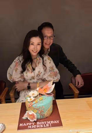 「最美港姐」李嘉欣修圖被抓包!P手臂缺一塊 54歲真實狀態曝