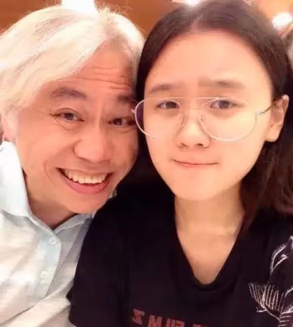「爺孫戀」女主最新消息:被父親接回家奶奶不待見,很難與人溝通