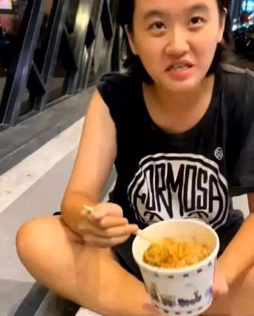 「爺孫戀」女主最新消息:被父親接回家奶奶不待見,很難與人溝通