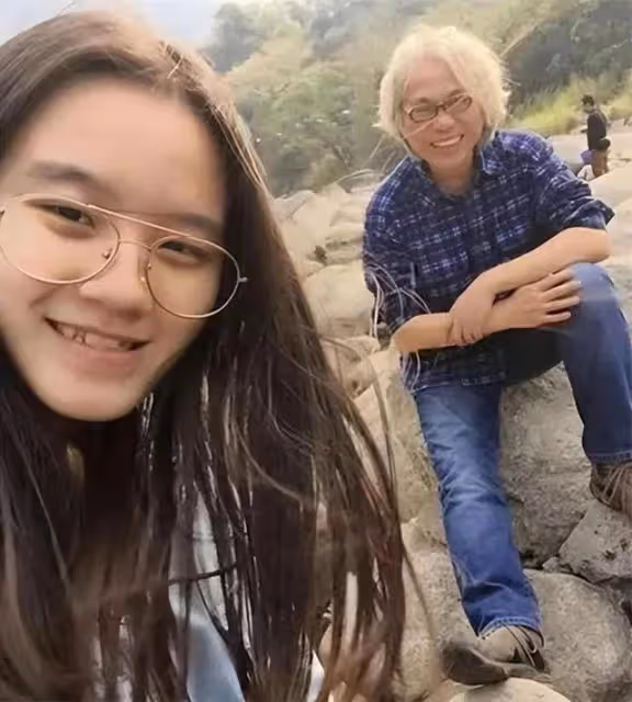 「爺孫戀」女主最新消息:被父親接回家奶奶不待見,很難與人溝通