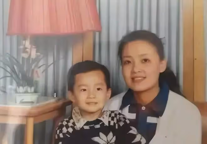 66歲張蘭曬低胸泳裝照,珠圓玉潤不輸女星,曾參加選美比賽
