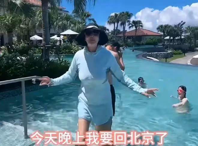 66歲張蘭曬低胸泳裝照,珠圓玉潤不輸女星,曾參加選美比賽