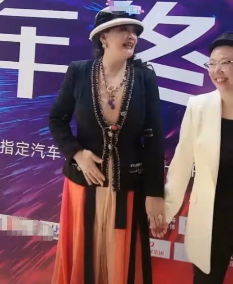 66歲張蘭曬低胸泳裝照,珠圓玉潤不輸女星,曾參加選美比賽