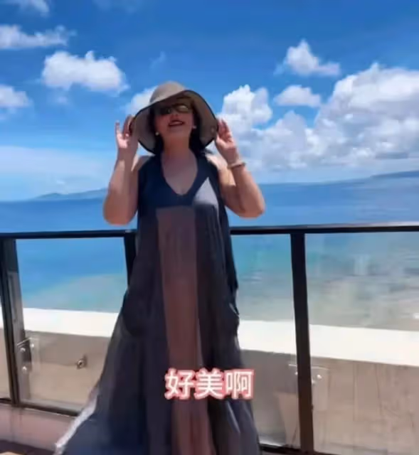 66歲張蘭曬低胸泳裝照,珠圓玉潤不輸女星,曾參加選美比賽