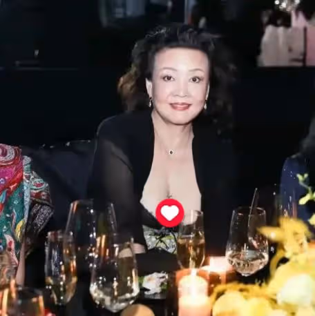 66歲張蘭曬低胸泳裝照,珠圓玉潤不輸女星,曾參加選美比賽