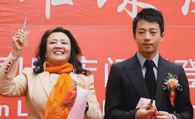 66歲張蘭曬低胸泳裝照,珠圓玉潤不輸女星,曾參加選美比賽