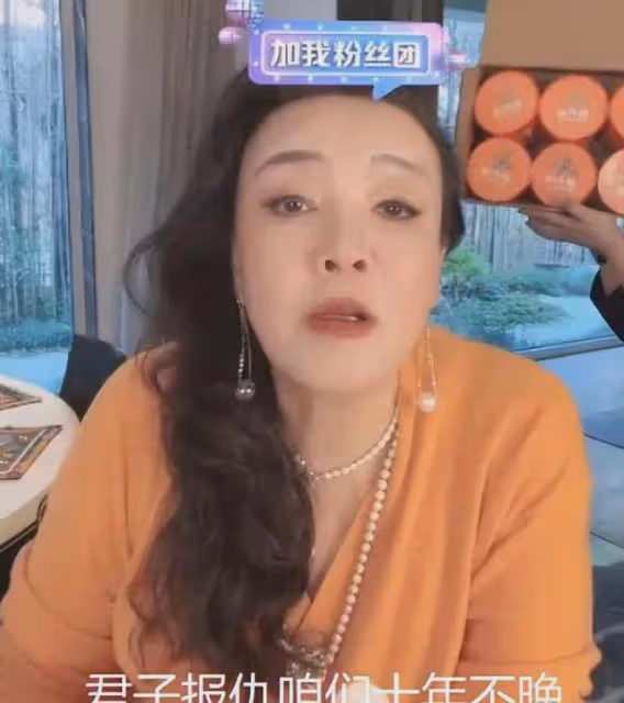 66歲張蘭曬低胸泳裝照,珠圓玉潤不輸女星,曾參加選美比賽