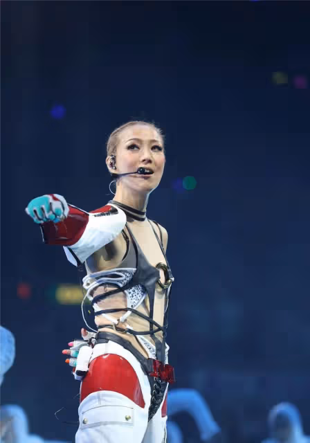 50歲鄭秀文被嘲沒女人味,讓人看到了女星的「身材尷尬」