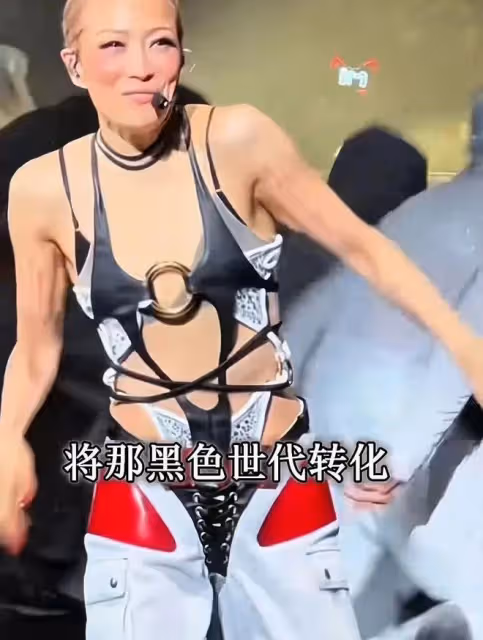50歲鄭秀文被嘲沒女人味,讓人看到了女星的「身材尷尬」