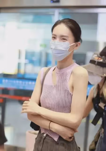 50歲鄭秀文被嘲沒女人味,讓人看到了女星的「身材尷尬」