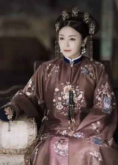 45歲秦嵐生日冷清,體現了娛樂圈世態炎涼,再被傳與魏大勛分手
