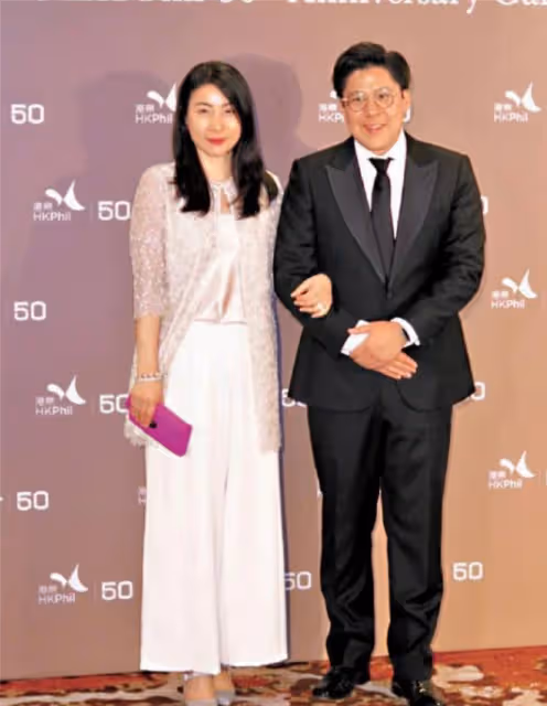 同樣是豪門名媛,42歲郭晶晶和33歲何超盈同框,差別一目了然