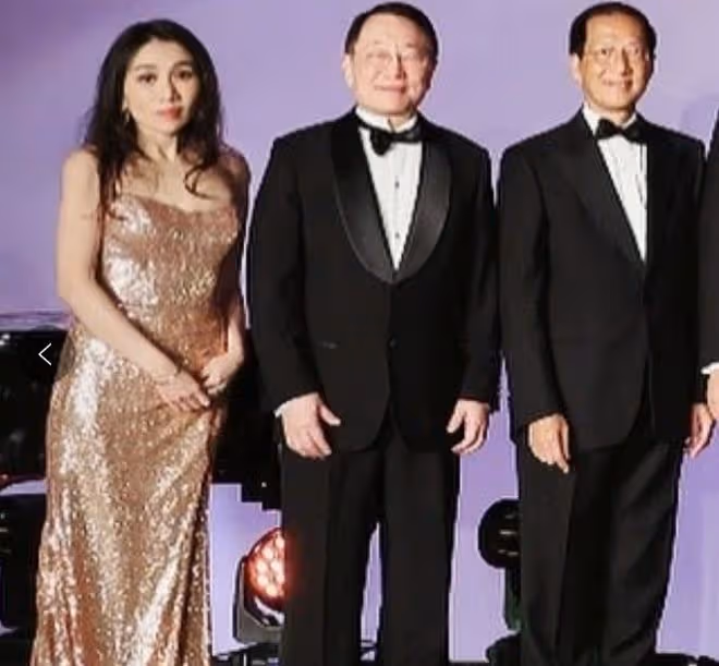 同樣是豪門名媛,42歲郭晶晶和33歲何超盈同框,差別一目了然