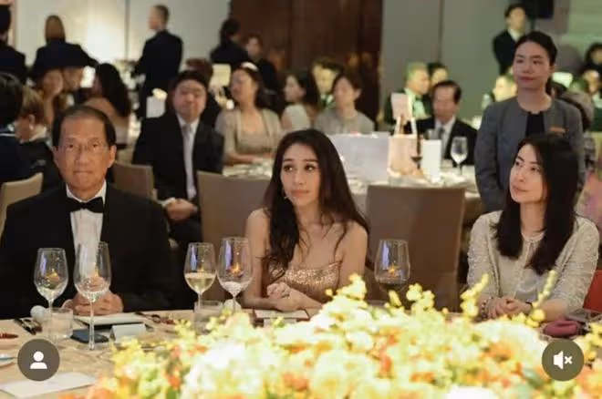 同樣是豪門名媛,42歲郭晶晶和33歲何超盈同框,差別一目了然