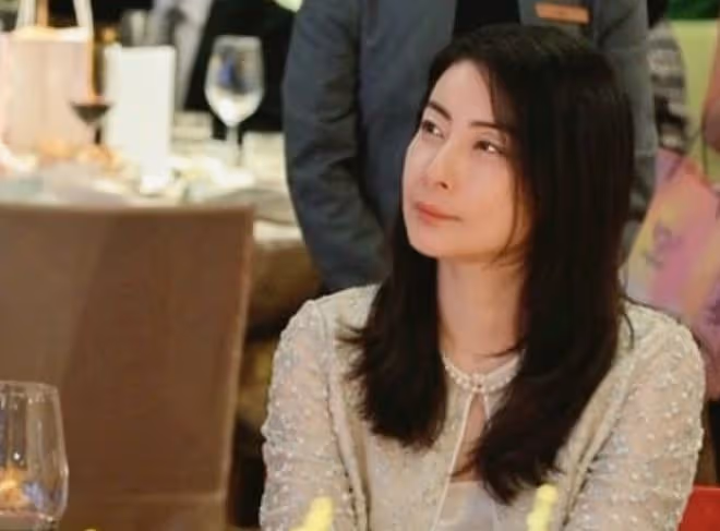 同樣是豪門名媛,42歲郭晶晶和33歲何超盈同框,差別一目了然