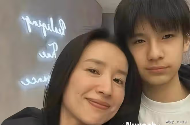 董潔和兒子日本度假!母子倆的相處像情侶,潘粵明看了都要說辣眼