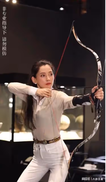 章子怡確實沒她會撅屁股!森林北再曬射箭視頻,故意撅屁股大秀身材