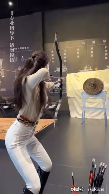 章子怡確實沒她會撅屁股!森林北再曬射箭視頻,故意撅屁股大秀身材