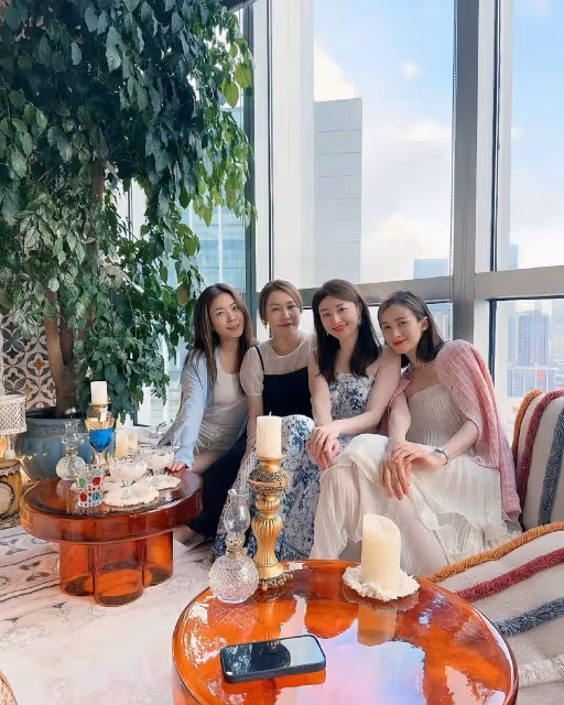 香港女星沈卓盈狀態凍齡,曬浴袍照展人妻魅力,獲封「腳趾女神」
