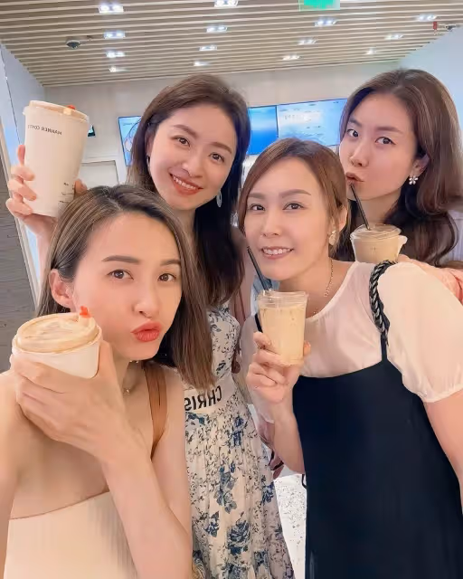 香港女星沈卓盈狀態凍齡,曬浴袍照展人妻魅力,獲封「腳趾女神」