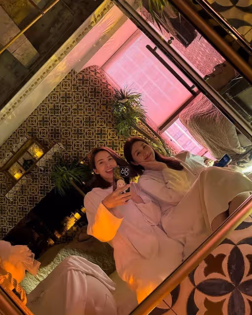 香港女星沈卓盈狀態凍齡,曬浴袍照展人妻魅力,獲封「腳趾女神」