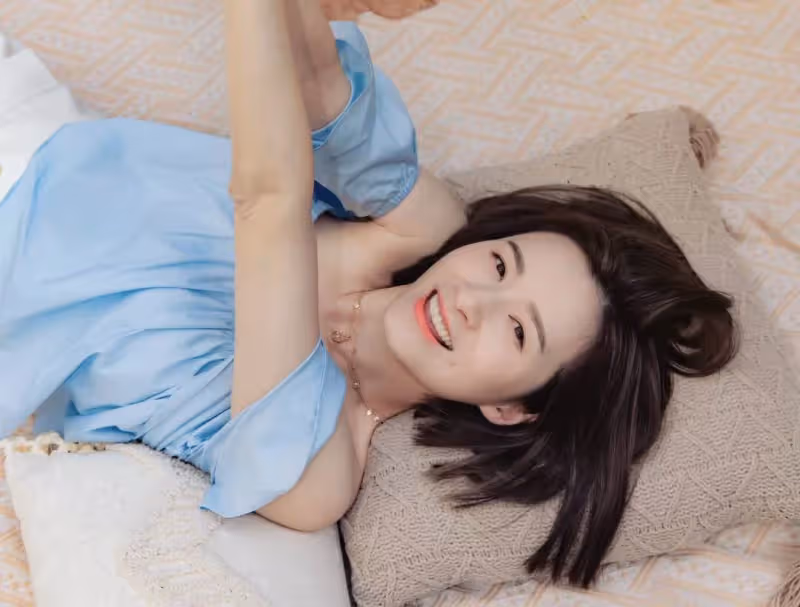 香港女星沈卓盈狀態凍齡,曬浴袍照展人妻魅力,獲封「腳趾女神」