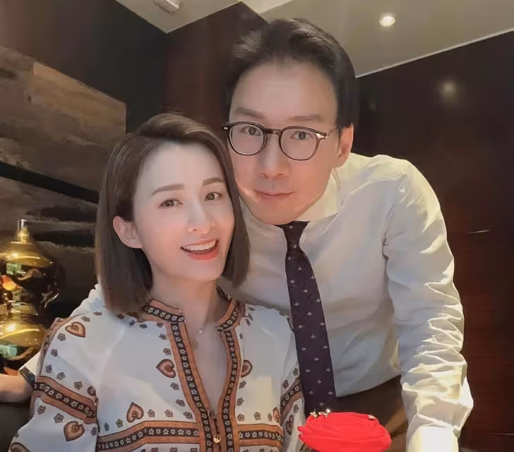 香港女星沈卓盈狀態凍齡,曬浴袍照展人妻魅力,獲封「腳趾女神」