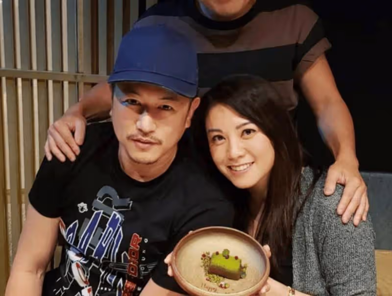 發福認不出!TVB前小生退圈多年,染金毛塗指甲油!網友驚訝:怎變這個樣子?