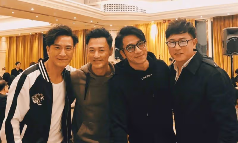 發福認不出!TVB前小生退圈多年,染金毛塗指甲油!網友驚訝:怎變這個樣子?