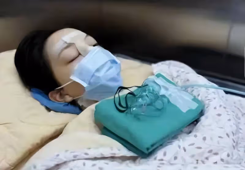 疑似王菲女兒李嫣帳號曬唇部手術現場圖,並配文稱輕舟已過